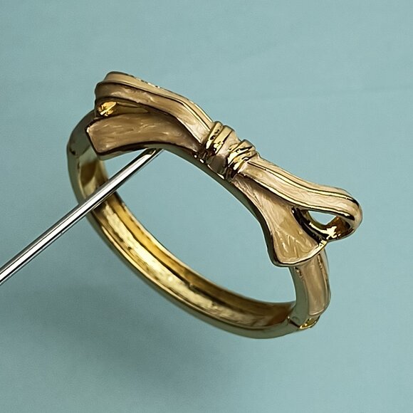 RIBBON BOW Enamel Bow Shape Hinged Bangle Bracelet Cream Tan Gold Plated Tone - Picture 5 of 7